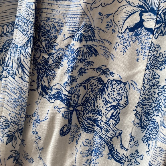 *SOLD* New H&M flowy shirt dress, gorgeous blue and white print - Picture 4 of 6